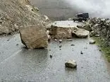 ریزش سنگ در چالوس / مسافران گیر افتادند!