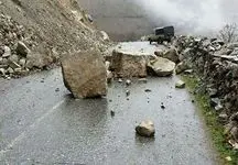ریزش سنگ در چالوس / مسافران گیر افتادند!