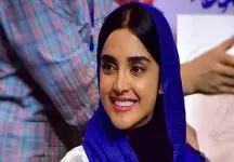 شیک ترین عکس از استایل الهه حصاری با مانتو مشکی / خوشگلتر از دختر 20 ساله !