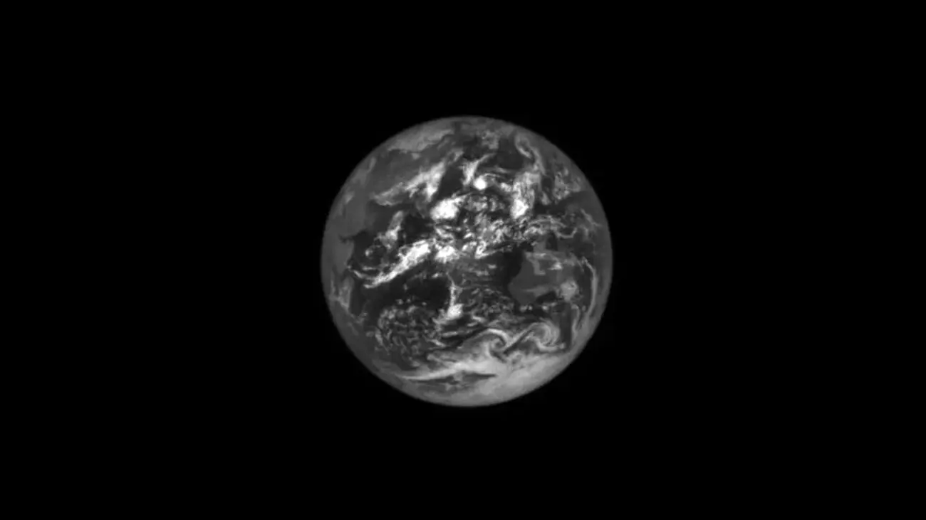 فضاپیمای ناسا از فاصله 620 هزار کیلومتری تصویر شگفت‌انگیزی از زمین ثبت کرد

