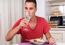حقایقی شوکه کننده درباره نوشیدن آب هنگام غذا خوردن!