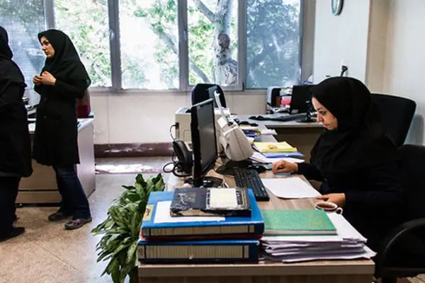 سهم زنان در استخدام‌ ها بیشتر شد/ 45 درصد کارمندان زن هستند