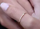 انداختن انگشتر در انگشت شست به چه معناست ؟ 