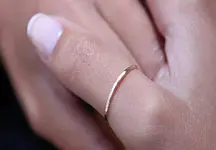 انداختن انگشتر در انگشت شست به چه معناست ؟ 