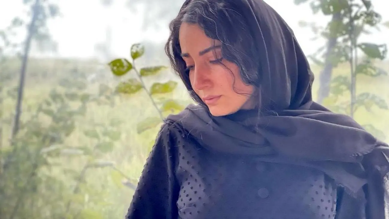 این خانم بازیگر ایرانی مردانه پوش شد + عکس سمیرا با کت و شلوار