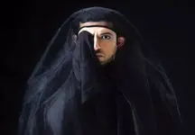 عکس ناجور از اشکان خطیبی در خیابان های خارج / آرایش چشم آقای بازیگر با استایل زنانه !
