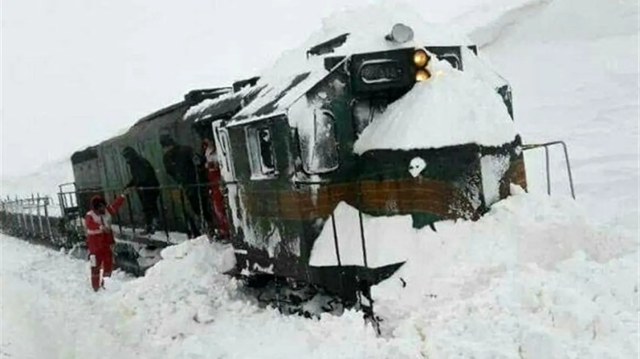 2900 مسافر قطار مشهد در سرمای شدید هوا و یخ‌زدگی ماندند