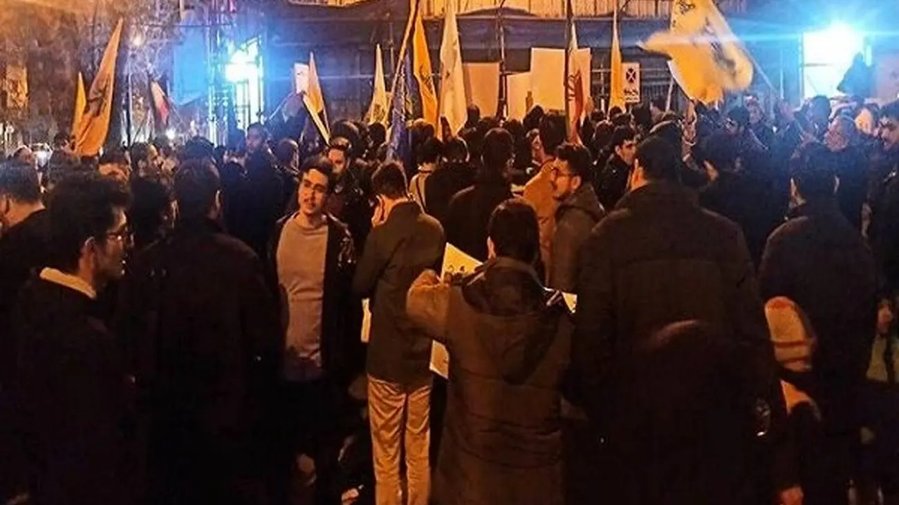 تجمع شبانگاهی مردم تهران در نزدیکی دفتر رئیس جمهور 