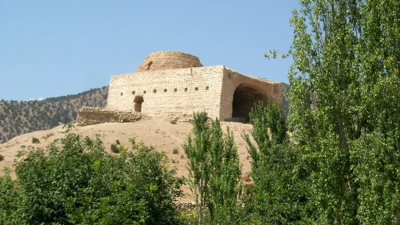 عجیب ولی واقعی؛ آسفالت راه روستایی از وسط قلعه ساسانی در کرمان